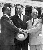 Na foto da esquerda para a direita: George Hayes CE, Thurgood Marshall, e James Nabrit