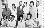 Les Neuf de
 Little Rock en photo avec Daisy Bates, le président de la NAACP 
Arkansas.