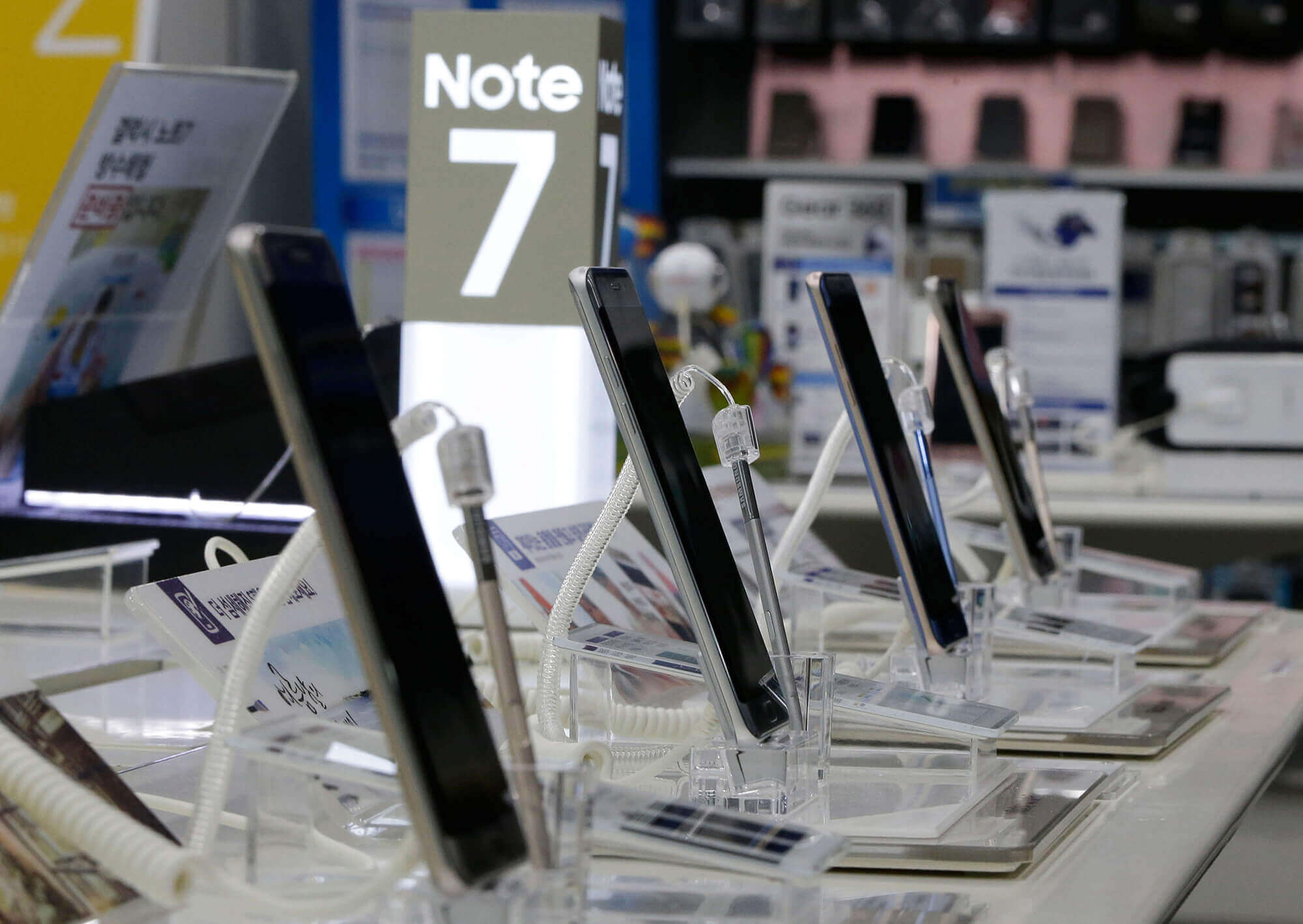Image of Samsung Galaxy Note 7s on display