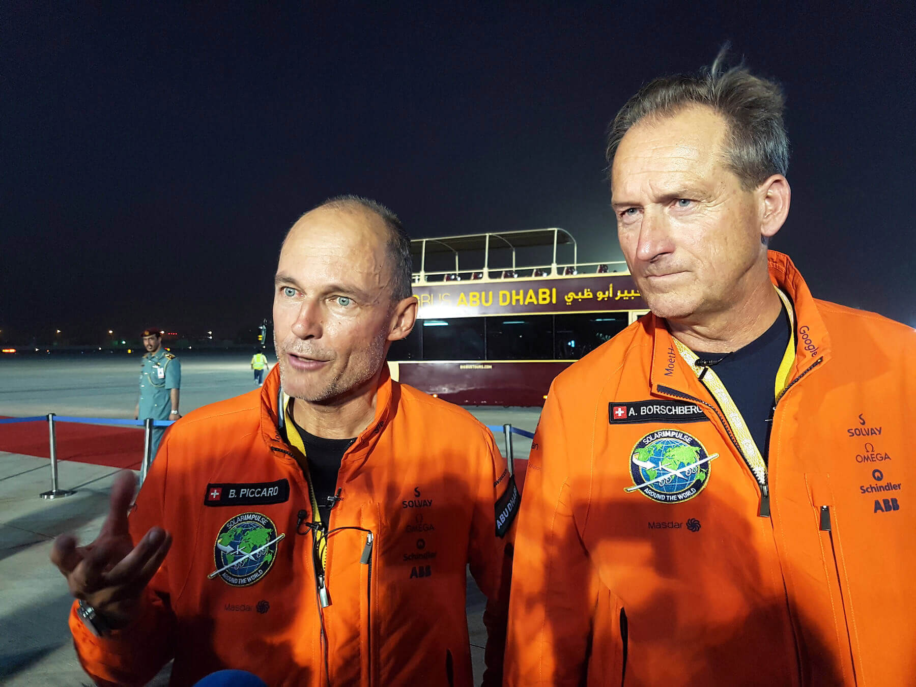 Image of the two pilots of the solar plane